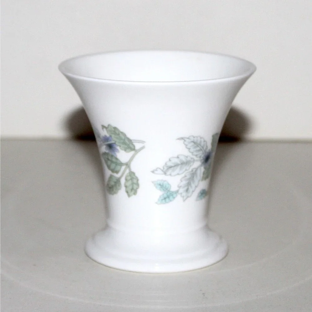 Vintage Vase Wedgwood Clementine UK China white blue porcelain flowers England